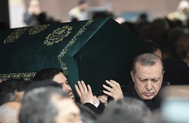 Cumhurbaşkanı Erdoğan Yavuz Yılmaz'ın tabutunu taşıyor
