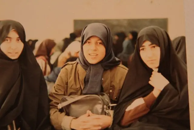 فائزه هاشمی (نفر وسط) در اوایل جوانی