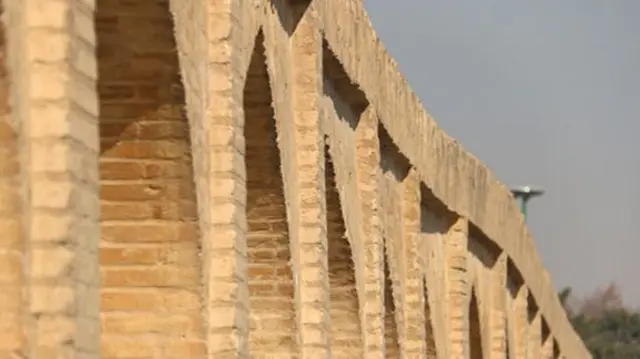 سی و سه پل