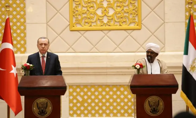 الرئيس التركي ونظيره السوداني في مؤتمر صحفي بالخرطوم