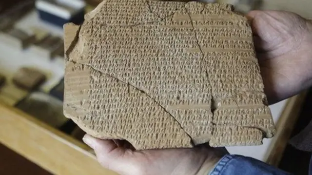الواح هخامنشی در جریان کاوش های باستان‌شناسی در دهه ۱۹۳۰ در ایران کشف شده و به طور امانت در اختیار دانشگاه شیکاگو قرار داشته است