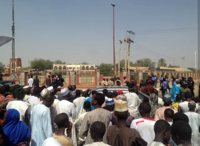 Magoya bayan Buhari a waje