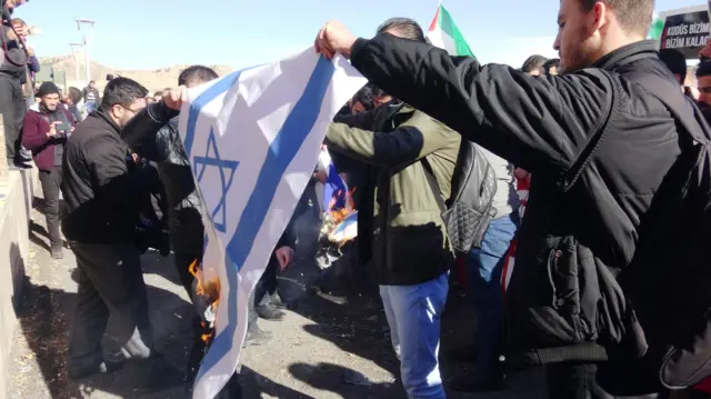 Mardin Artuklu Üniversitesi öğrencileri İsrail bayrağı yaktı.