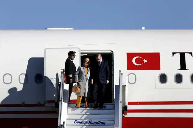 Erdoğan uçaktan inerken
