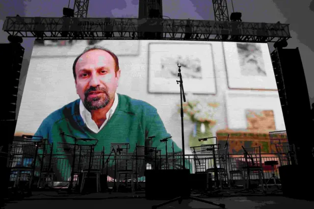 
          Farhadi'nin filmi Salesman, Pazar günü İngiltere'nin başkenti Londra'daki Trafalgar Meydanı'nda yayınlandı. Farhadi, gösterime canlı yayın bağlantısı gerçekleştirdi.
        