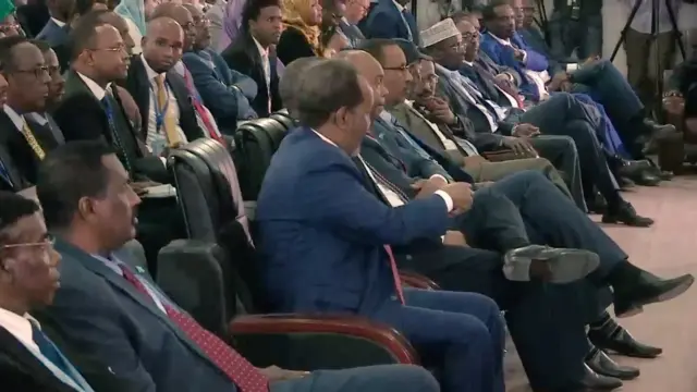 Qaar ka mid ah msuahrrixiinta oo fadhiyo safka hore