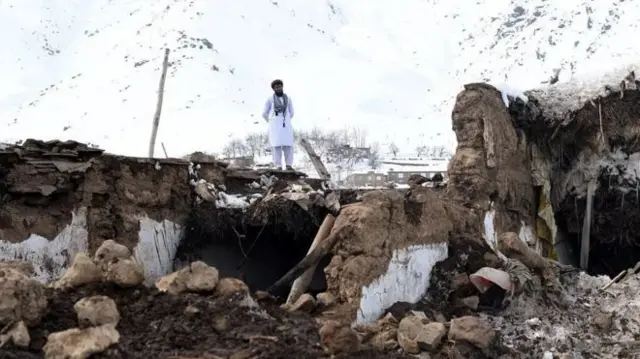 برف کوچ (بهمن) در زمستان امسال جان بیشتر از ۱۰۰ نفر را گرفت