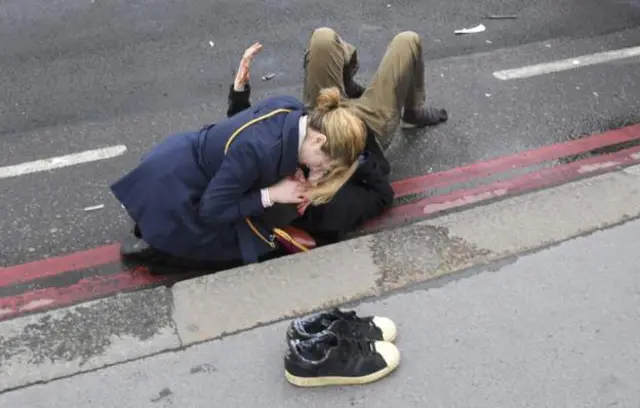 Một người bị thương nằm trên mặt cầu Westminster