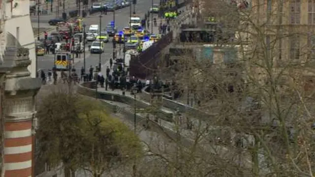 ด้านนอกอาคารรัฐสภา