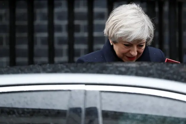 Theresa May aracına binerken