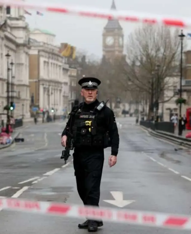 Khu vực xung quanh Whitehall vẫn bị phong tỏa.