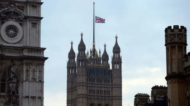 
          Cờ Anh treo rủ trên Nghị viện Anh sau khi có vụ tấn công ở Westminster
        