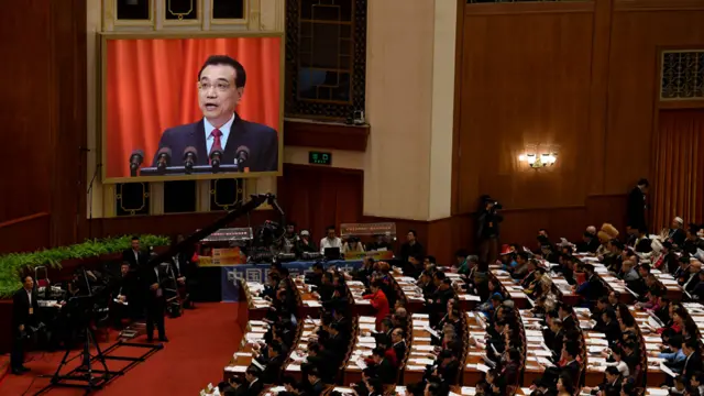 李克强在发表政府工作报告（5/3/2017）