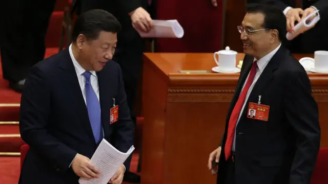 习近平（左）与李克强（右）在散会后交谈（5/3/2017）