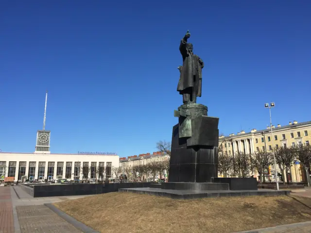  Памятник "Ленину на броневике" перед Финляндским вокзалом 