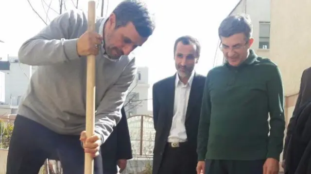 از راست رحیم مشایی، بقایی و احمدی نژاد در حال کاشت درخت در اواخر سال گذشته خورشیدی