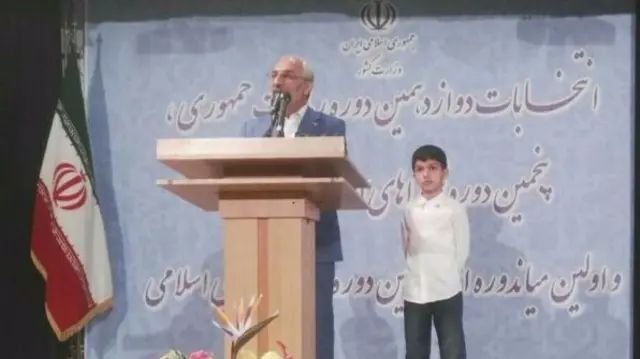محمد مهدی زاهدی به همراه نوه اش در وزارت کشور