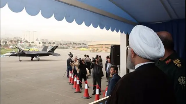 روحانی در حال بازدید از جنگنده قاهر اف سیصد و سیزده که روی باند در حال حرکت است