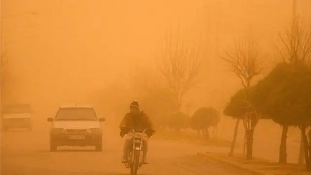 گردو غبار در آبادان