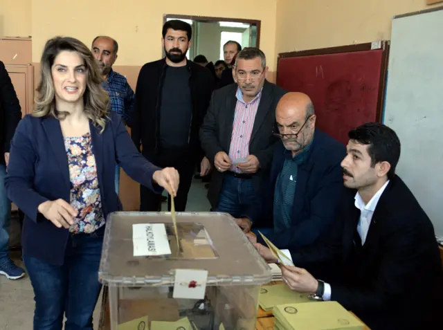 HDP Eş Genel Başkanı Selahattin Demirtaş'ın eşi Başak Demirtaş, "Bu referandumun sonucu umuyorum ki; halkımıza, barışa, demokrasiye, özgürlüğe giden yolda hayırlı olur" dedi.