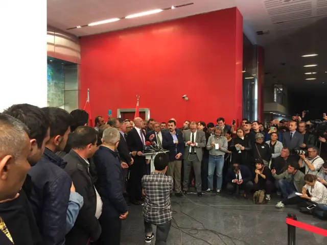 Erdal Aksünger açıklama yapıyor