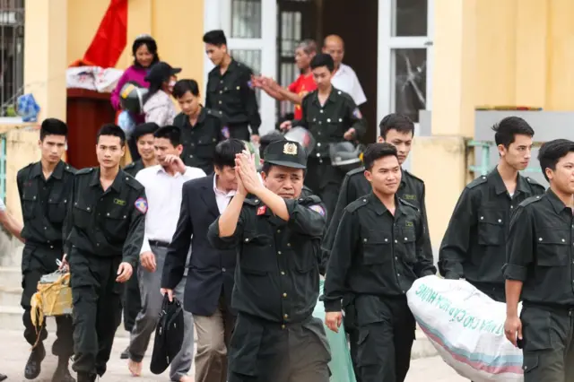 "Eo, được nhân dân nuôi cơm một tuần ai cũng béo trắng ra, nhìn các chú hân hoan thế gia đình cũng yên tâm ...," Thoa Nguyễn viết trên BBC Vietnamese Facebook