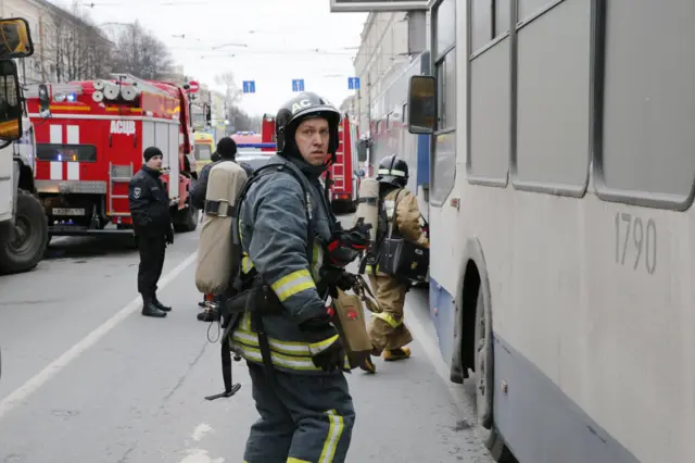 
          Пожарные у станции метро "Технологический институт" в Санкт-Петербурге
        