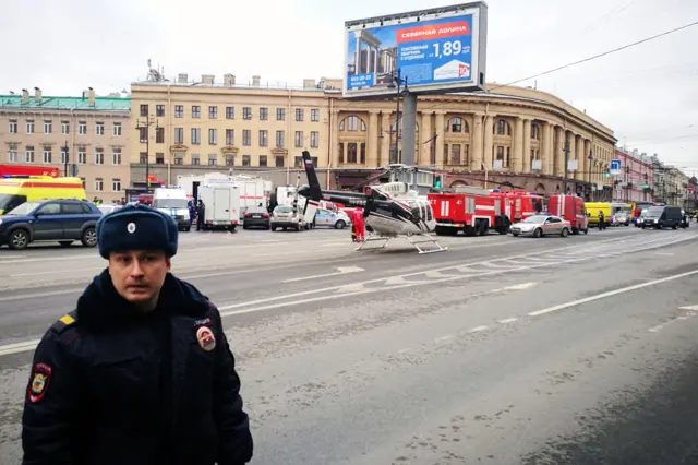 
          Полиция, пожарные и вертолет у станции метро "Технологический институт" в Санкт-Петербурге
        