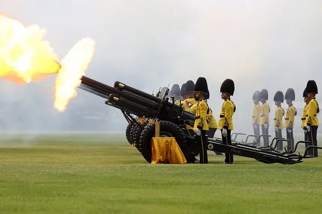 ทหารยิงปืนใหญ่