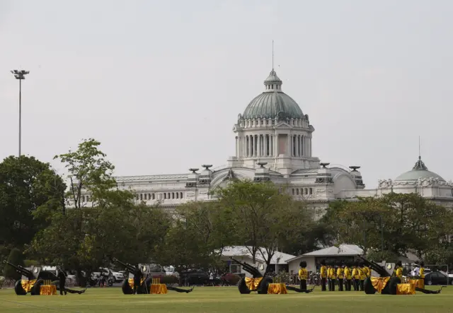 พระที่นั่งอนันตสมาคม สถานที่จัดพระราชพิธีพระราชทานรัฐธรรมนูญ