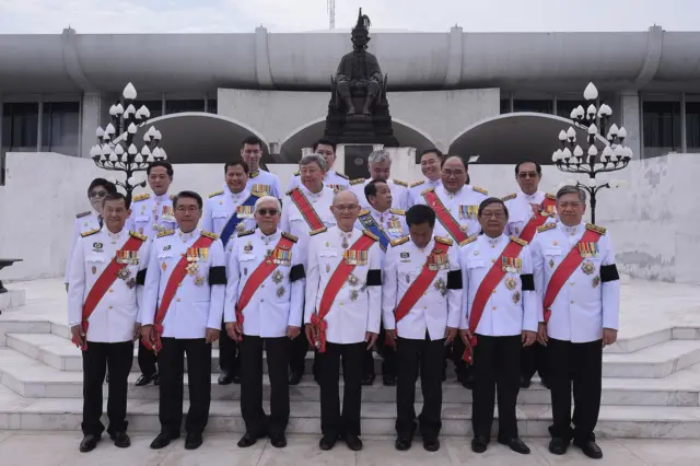 มีชัยถ่ายรูปหมู่