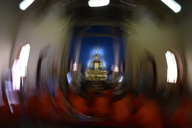 พระสงฆ์เจริญพระพุทธมนต์