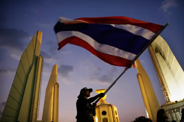คนโบกธงชาติไทยที่อนุสารีย์ประชาธิปไตย