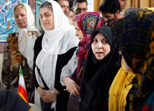 نساء إيرانيات ينتظرن دورهن للإدلاء بأصواتهن في الانتخابات الرئاسية الإيرانية