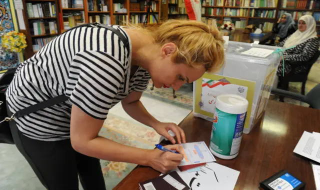 امرأة أخرى مقيمة في الولايات المتحدة تدلي بصوتها في الانتخابات الإيرانية في مسجد بمدينة ماناساس بولاية فرجينيا.