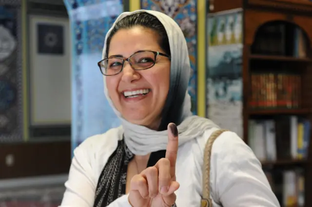 إيرانية مقيمة في الولايات المتحدة تدلي بصوتها في مركز انتخابي في مسجد بمدينة ماناساس بولاية فرجينيا