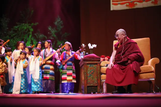 Đức Dalai Lama nói chuyện ở Manchester Arena năm 2012