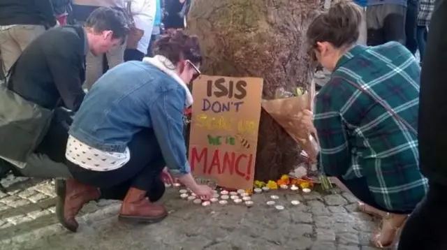 الآلاف يشاركون في وقفة بمدينة مانشستر لتأبين ضحايا الحادث
