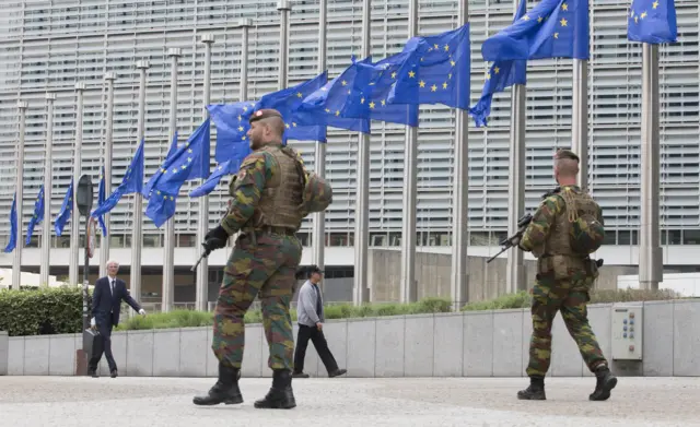 Avrupa Komisyonu önündeki AB bayrakları