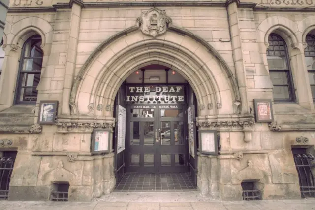 The Deaf Institute konser salonu
