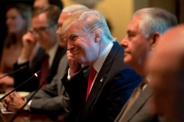 Donald Trump meets with Vietnam PM Nguyen Xuan Phuc