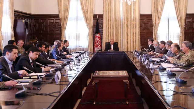 د افغان ولسمشر لخوا بېړنۍ غونډه