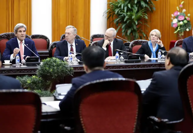 Thủ tướng Phúc đón ông John Kerry, Ngoại trưởng thuộc Đảng Dân chủ của nhiệm kỳ Obama sang Hà Nội hồi tháng 1/2017