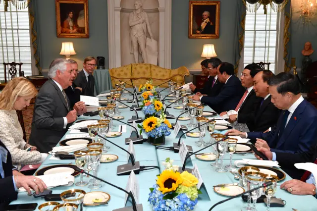 Bộ Ngoại giao Mỹ công bố hình Ngoại trưởng Rex Tillerson mời Thủ tướng Việt Nam Nguyễn Xuân Phúc ăn trưa hôm 31/5.