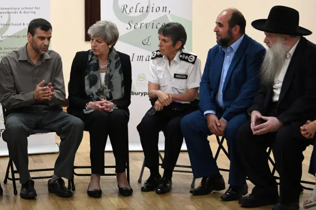 الراباي غلوك وعدد من لاقادة الدينيين مع تيريزا ماي