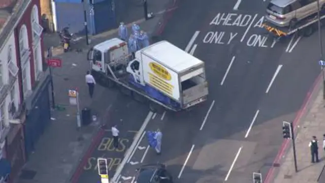 رفع الشاحنة من موقع الهجوم