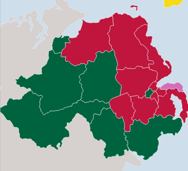 Kuzey İrlanda haritasında yeşil Sinn Fein, kırmızı DUP, pemve ise bağımsız adayın kazandığı bölgeleri gösteriyor