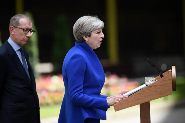 Theresa May kocası ile konuşuyor