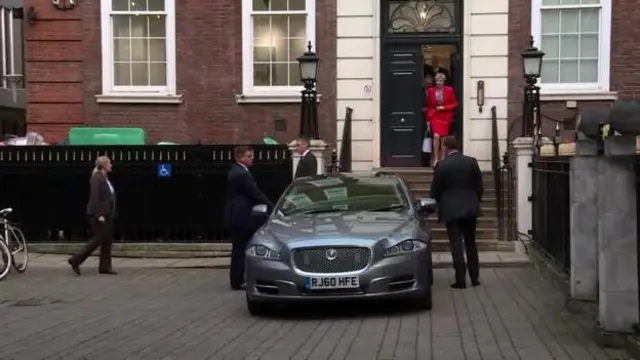 Theresa May rời trụ sở Đảng Bảo thủ và không trả lời các câu hỏi liệu bà có từ chức hay không.