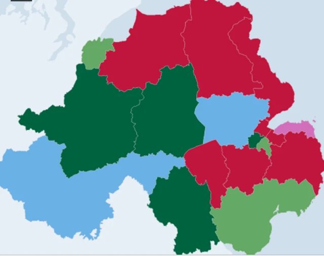 2015'te Sosyal Demokrat İşçi Partisi'nin kazandığı bölgeler açık yeşille, Ulster Birlik Partisi'nin kazandığı bölgeler ise açık mavi ile gözüküyor